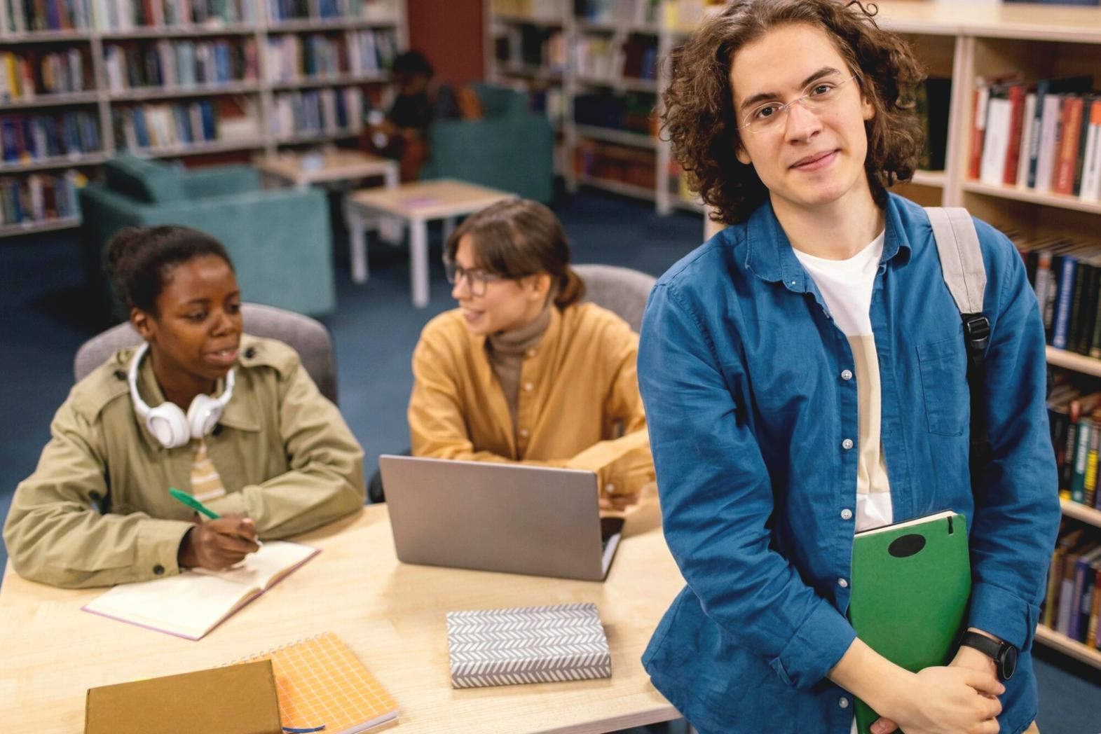 Workspace mit Finanzunterlagen und Laptop
