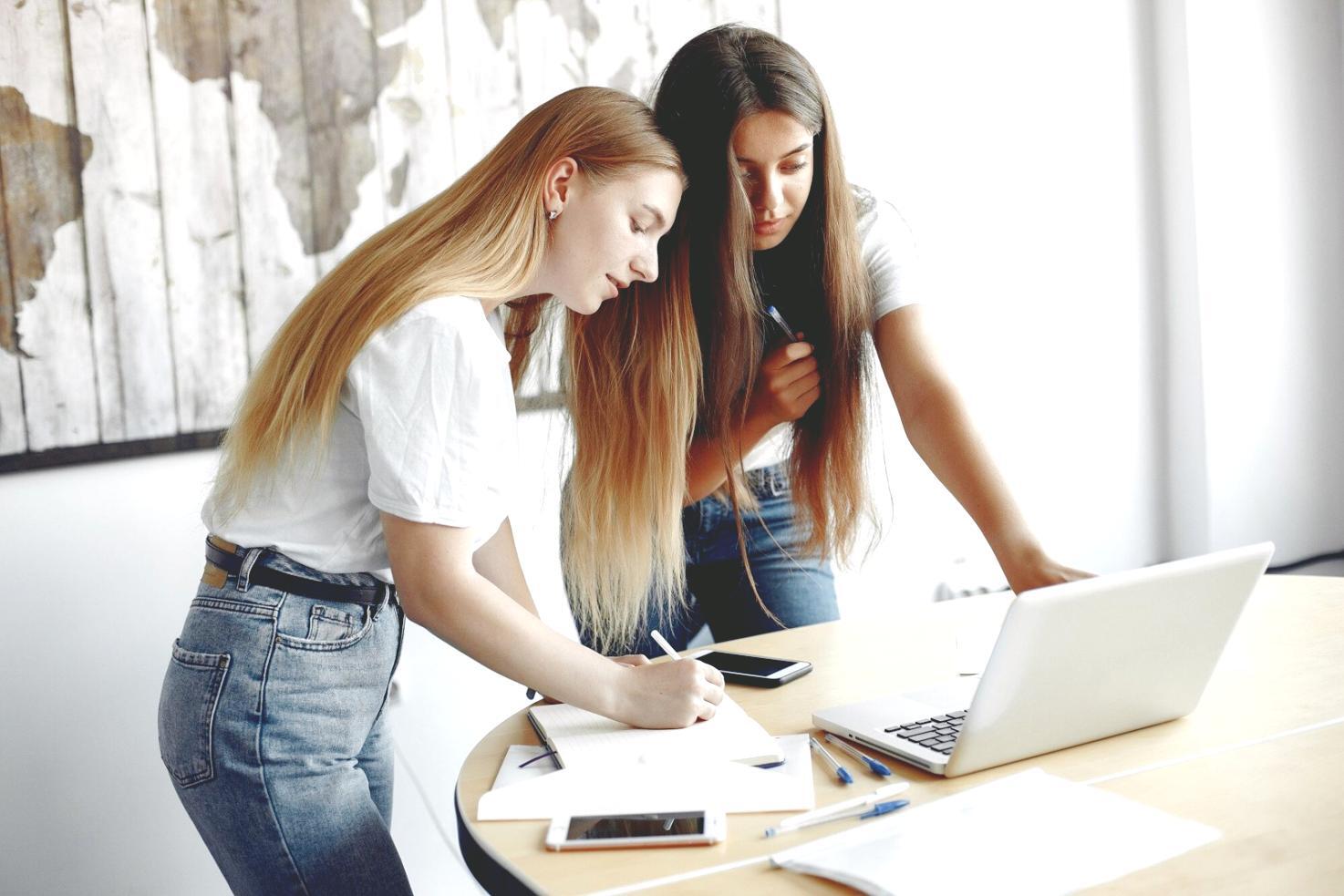 Praktische Arbeit mit Finanzunterlagen in entspannter Lernatmosphäre